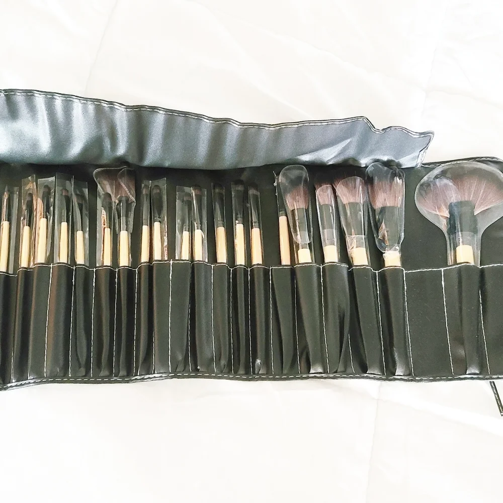 6/23 24PIECE MAKEUP BRUSH SET